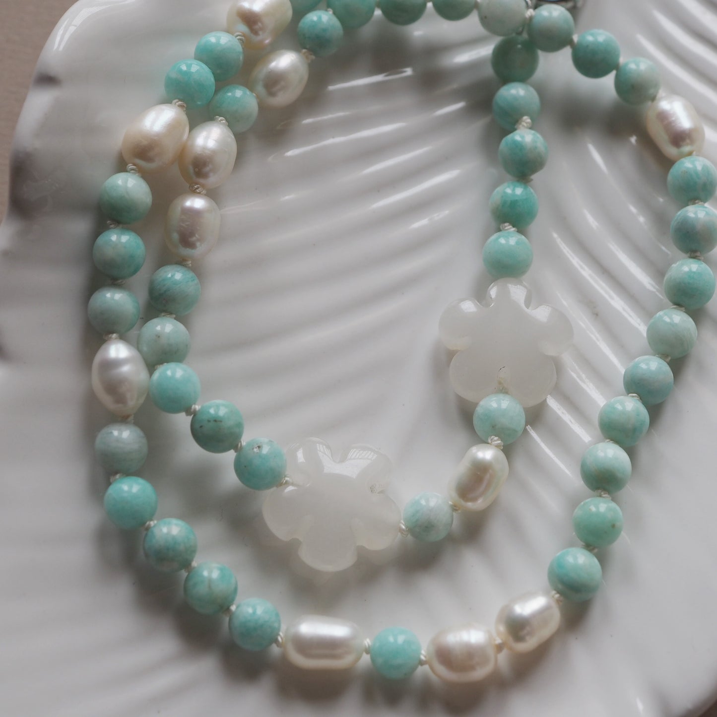 Collana Nodini Fiori bianchi