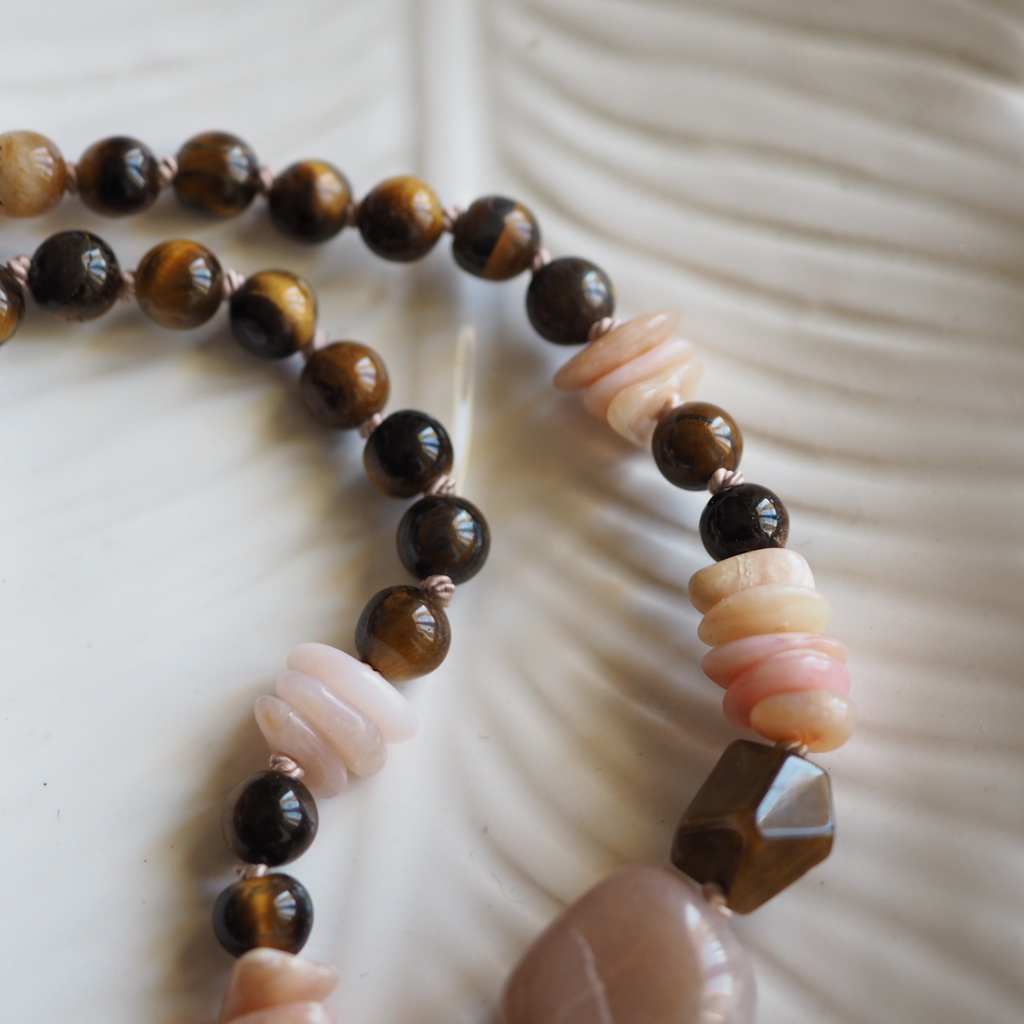 Collana Nodini occhio di tigre e opale rosa