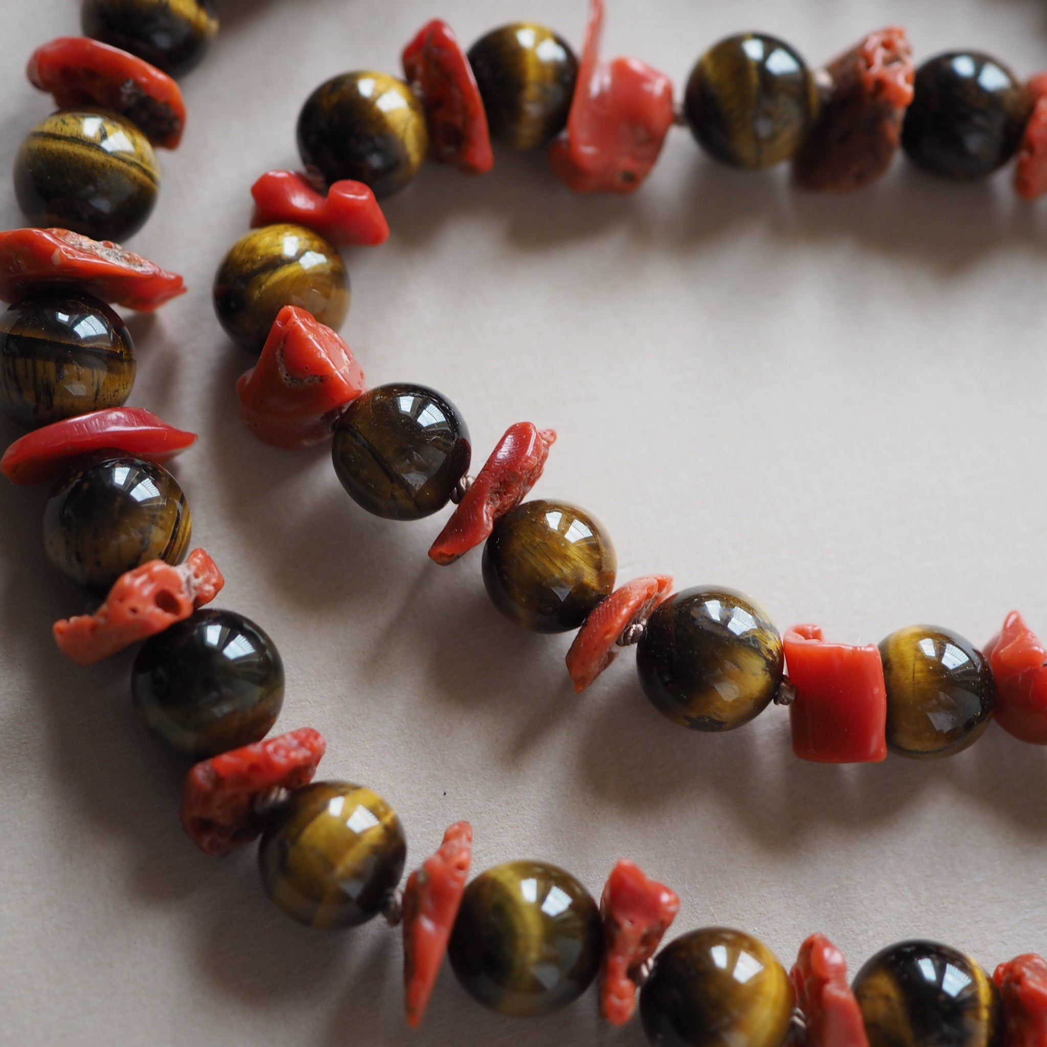 Collana Nodini Corallo e occhio tigre