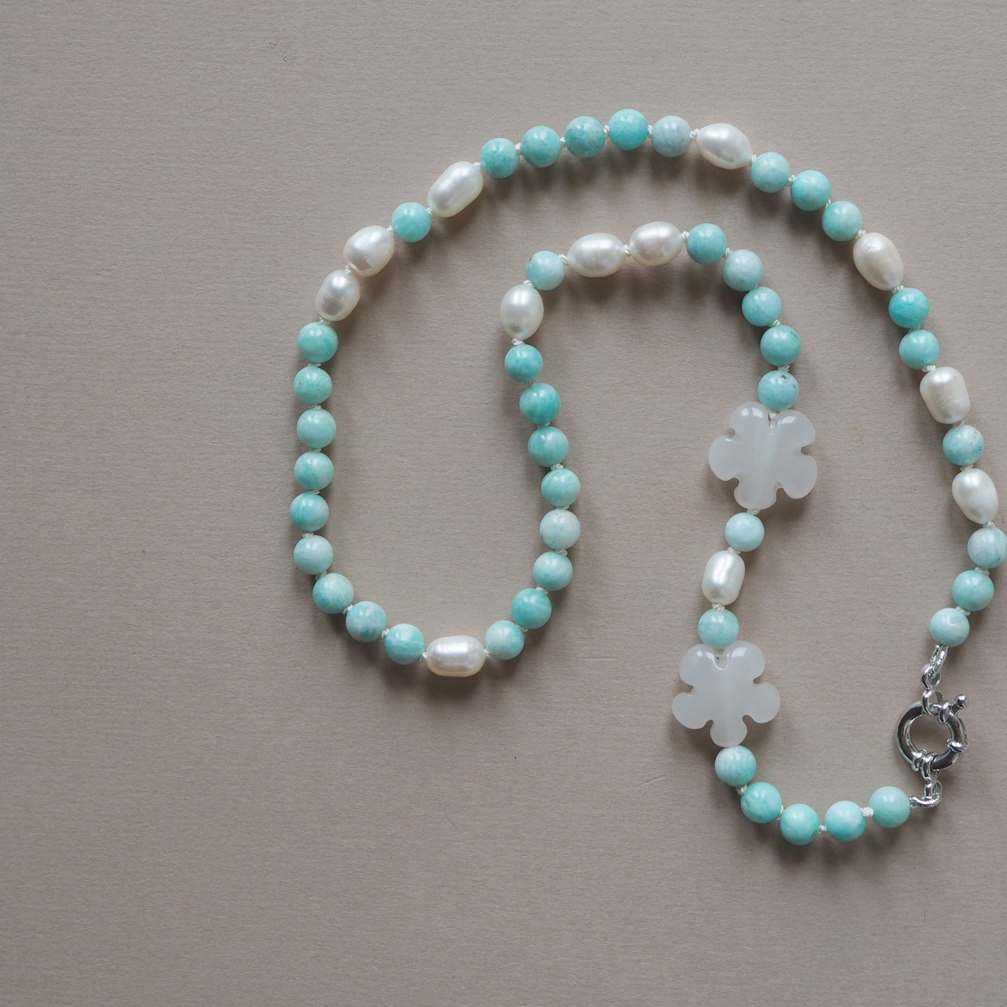 Collana Nodini Fiori bianchi