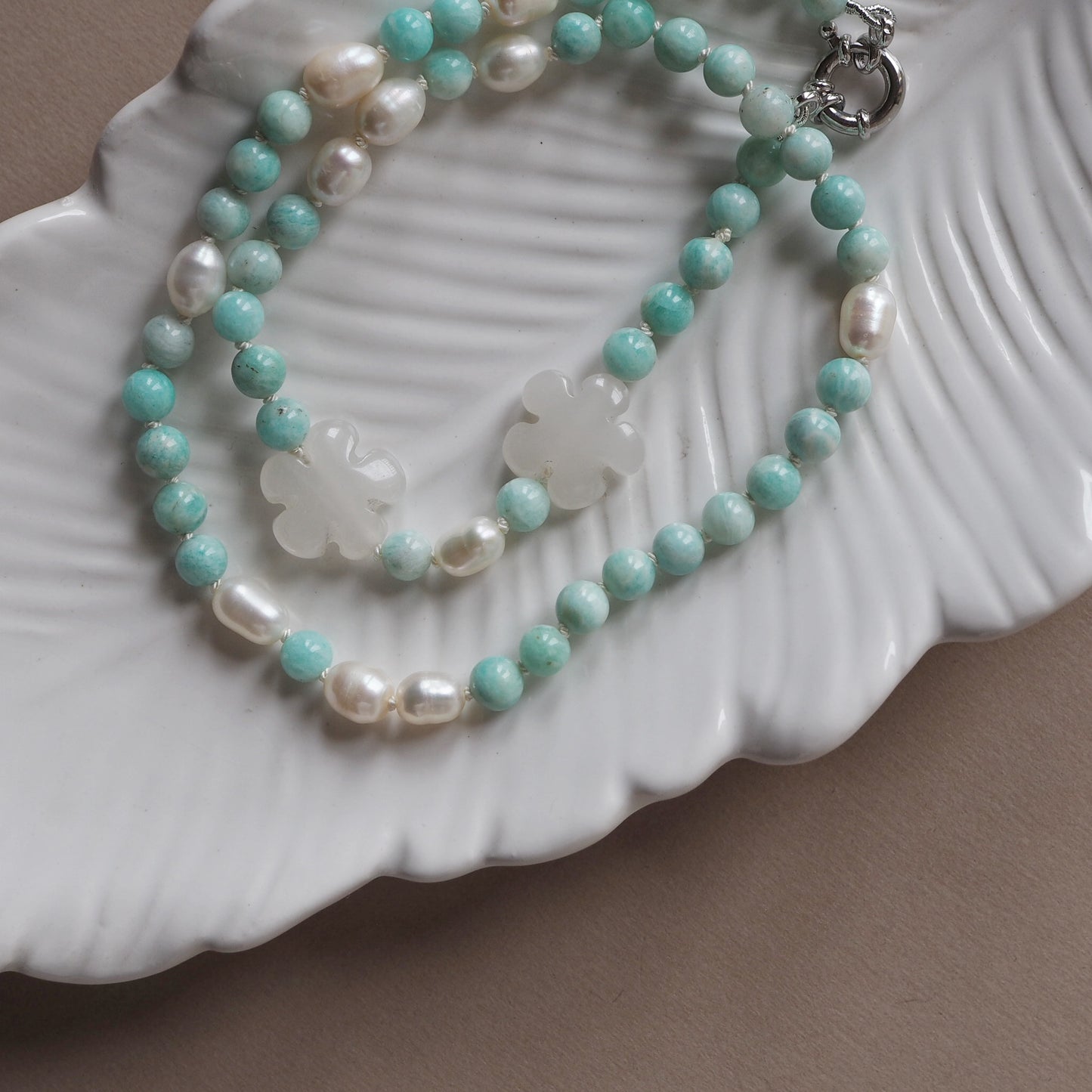 Collana Nodini Fiori bianchi