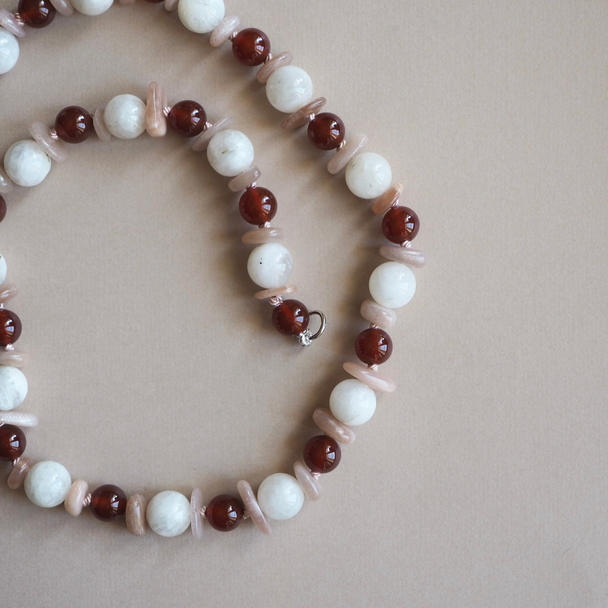 Collana Nodini Luna bianca Corniola