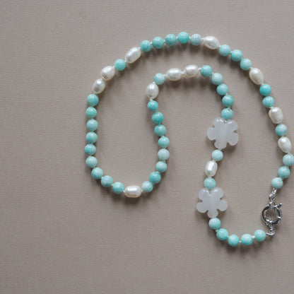 Collana Nodini Fiori bianchi