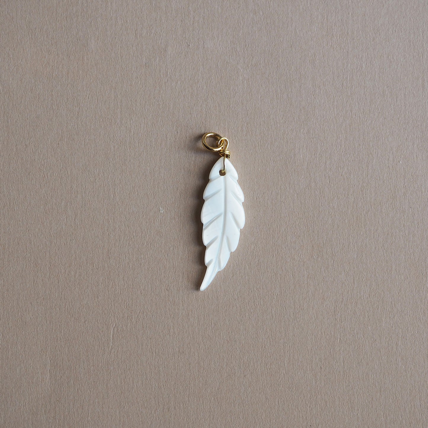 Charm Piuma Madreperla