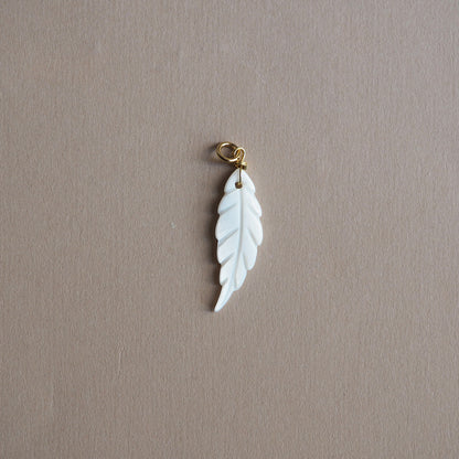 Charm Piuma Madreperla