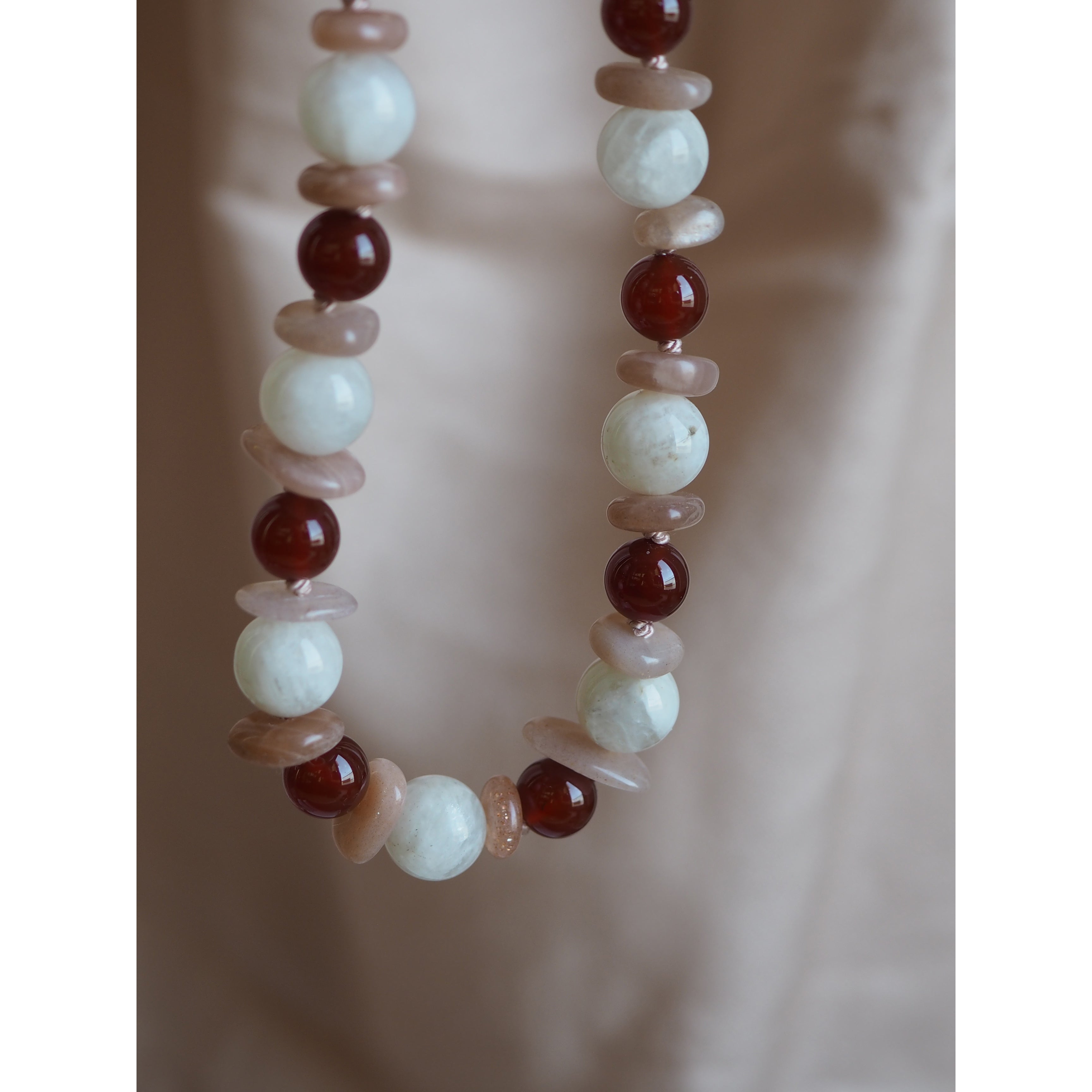 Collana Nodini Luna bianca Corniola